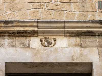 Sulle finestre del lato destro scorgiamo poi due piccoli stemmi nobiliari raffiguranti una fascia diagonale con tre teste di drago: � l�emblema dei Dottula, antichi proprietari dell�immobile